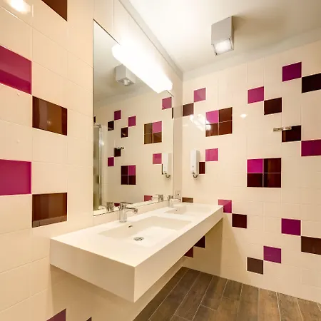 호스텔 제너레이터 *
