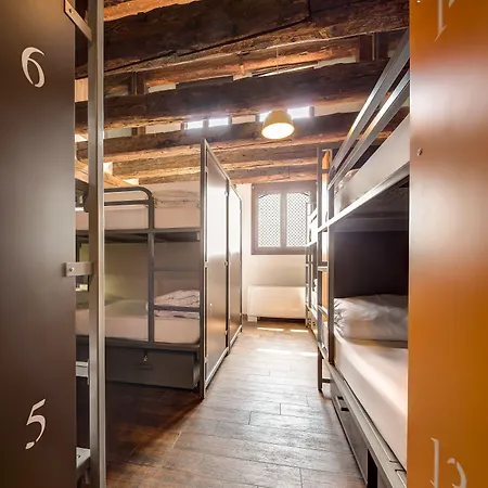 Generator Hostel *