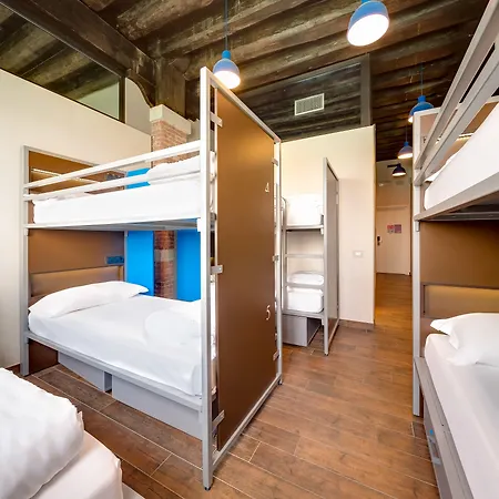 אכסניה Generator