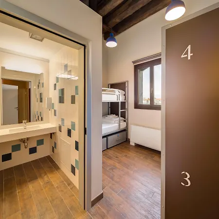 Generator אכסניה ונציה