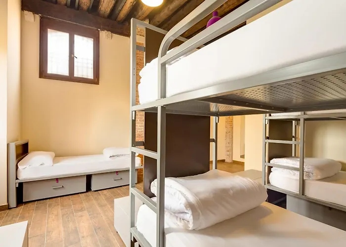 제너레이터 호스텔 *